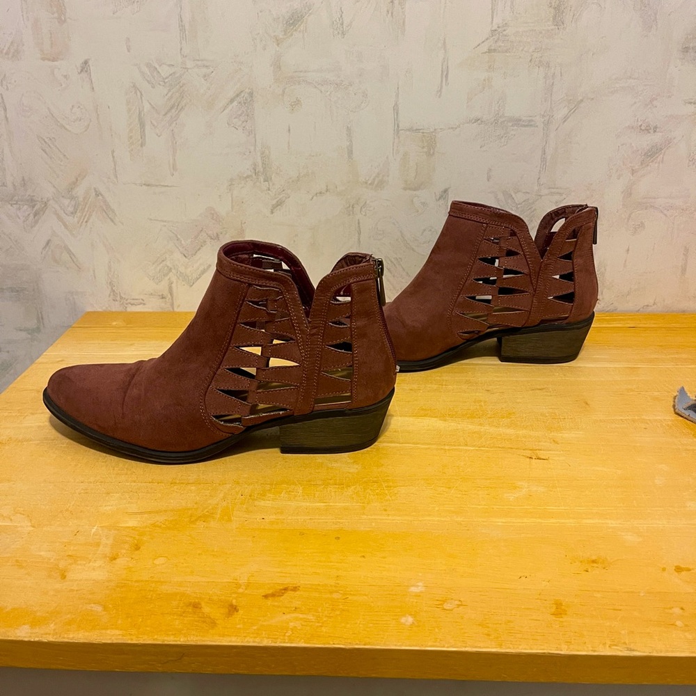 BAMBOO Women’s burgundy/ purple colored ankle booties - Size 9